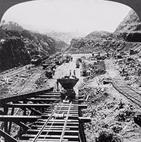Nạo vét đất đá thành thung lũng nhân tạo trong vùng Gaillard Cut (ảnh chụp năm 1907).