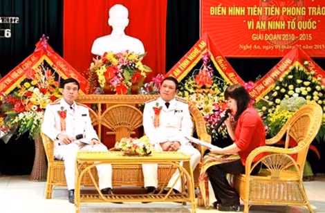 Trung tá Ngô Trí Thảo (bìa trái) giao lưu điển hình tiên tiến trong phong trào thi đua "Vì ANTQ" của Trại giam số 6.