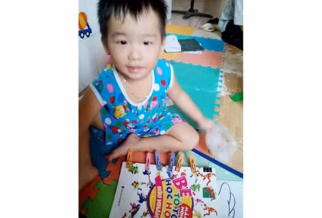 Sau khi được tương tác với các tình nguyện viên, bé Ánh đã có thể dùng kẹp kẹp vào quyển sách.