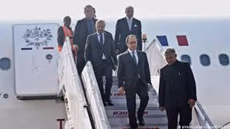 Người trợ lý bí ẩn cầm cặp đi sát phía sau Tổng thống F. Hollande, trong chuyến thăm chính thức Ấn Độ vào cuối tháng 1 vừa qua.