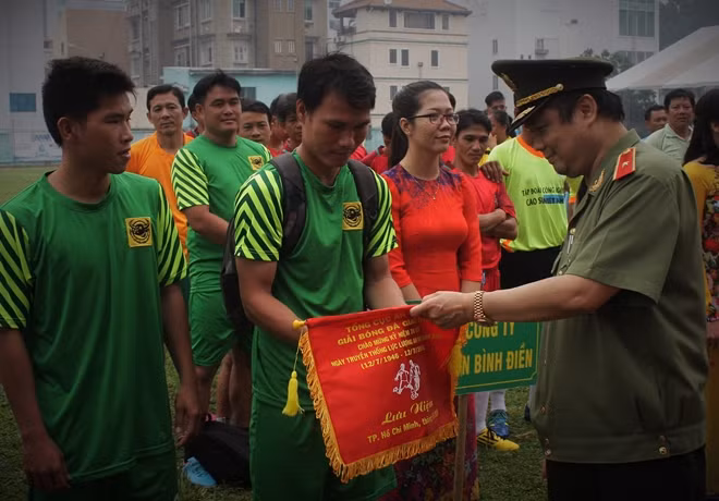 Thiếu tướng Lê Kiên Trung, Phó Tổng cục trưởng Tổng Cục an an ninh, Bộ Công an tặng cờ và hoa cho các vận động viên.