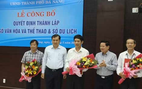 Lãnh đạo Sở Du lịch nhận quyết định.