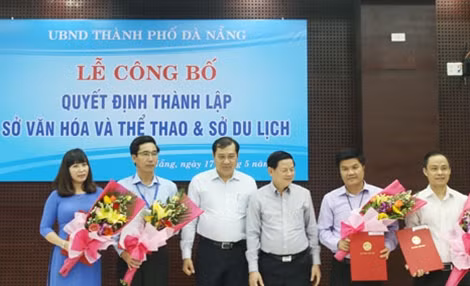 Trao quyết định và chúc mừng Sở Du lịch.