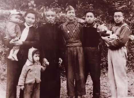 Họa sĩ Nguyễn Phan Chánh và các con cháu.
