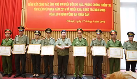 Thứ trưởng Bùi Văn Thành trao Bằng khen cho các tập thể, cá nhân có thành tích xuất sắc.