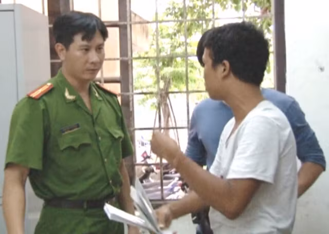 Một đối tượng miêu tả lại hành vi trộm tiền của du khách.