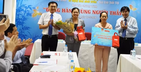 Trao gói hỗ trợ đầu tiên cho cô giáo Nguyễn Thị Kim Liên.