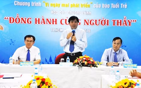Đồng chí Tăng Hữu Phong, TBT báo Tuổi Trẻ trao đổi với báo chí về chương trình “Đồng hành cùng người thầy”.