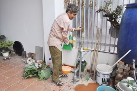 Ông Cơ khoe với chúng tôi chiếc giếng khoan, thứ được gọi là cứu cánh cho một số hộ sống tại đây.