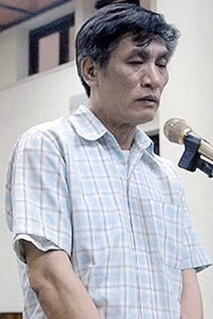 Trần Chí Công đứng trước vành móng ngựa chuẩn bị đón nhận phán quyết của Toà án.