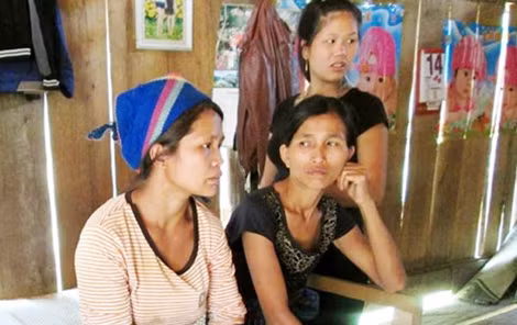 Những bà vợ tuổi mới đôi mươi có chồng bỏ mạng tại bãi vàng ở huyện Kỳ Sơn (Nghệ An).