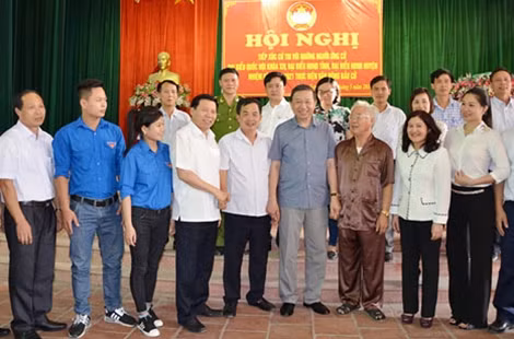 Bộ trưởng Tô Lâm tiếp xúc cử tri.
