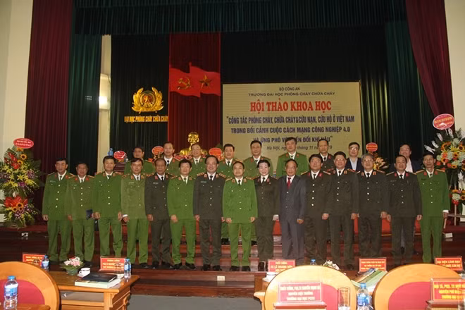 Thứ trưởng Nguyễn Văn Thành với đông đảo các nhà khoa học, các địa biểu tham dự Hội thảo