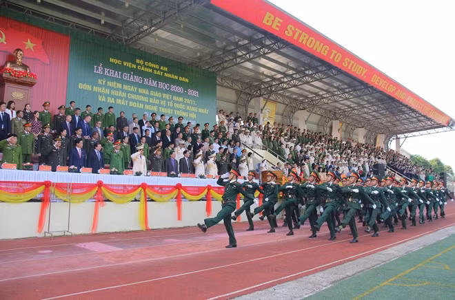 Cán bộ, học viên Học viện CSND diễu hành qua lễ đài