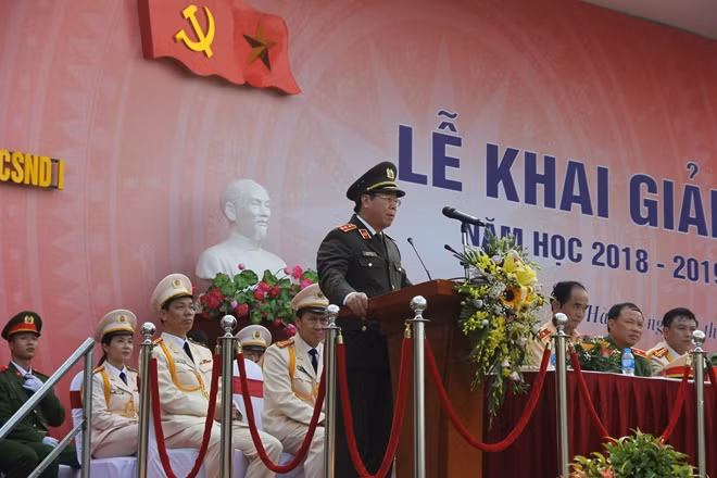 Thứ trưởng Bùi Văn Nam phát biểu chỉ đạo tại lễ khai giảng