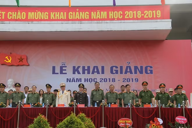 Thứ trưởng Bùi Văn Nam và các đại biểu dự lễ khai giảng