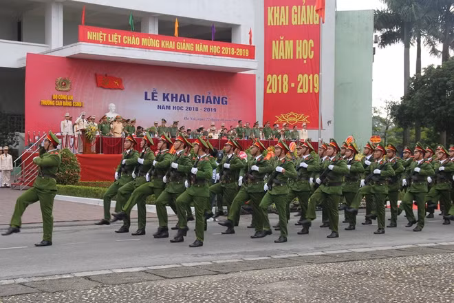 Diễu binh qua lễ đài