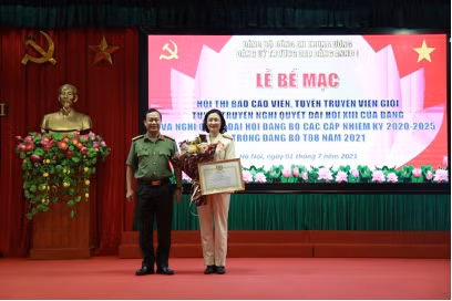 Đại tá Trần Văn Tuấn, Hiệu trưởng Trường Cao đẳng ANND I trao giải cho báo cáo viên đoạt giải đặc biệt Hội thi