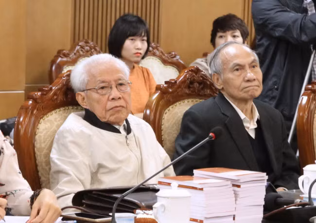GS Hồ Ngọc Đại và PGS Nguyễn Kế Hào tại buổi đối thoại