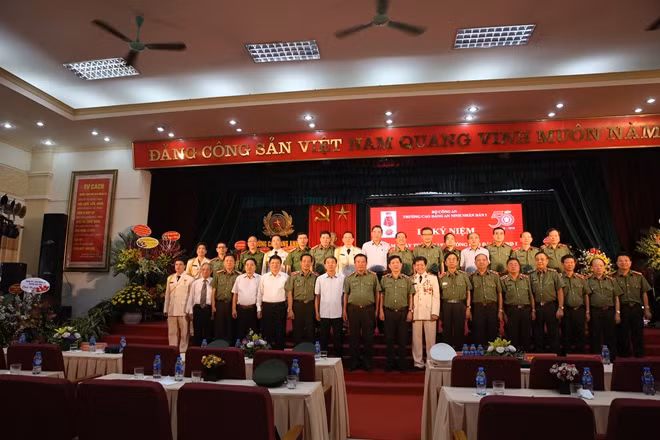 Thứ trưởng Nguyễn Văn Sơn và các đại biểu chụp ảnh lưu niệm
