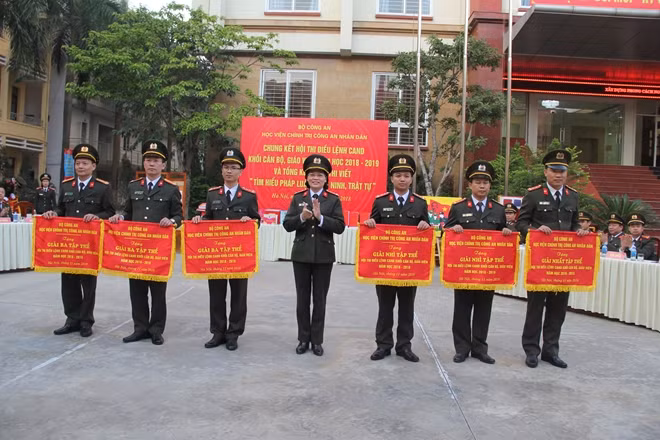 Đại diện Ban giám đốc Học viện trao giải cho các đội đạt giải