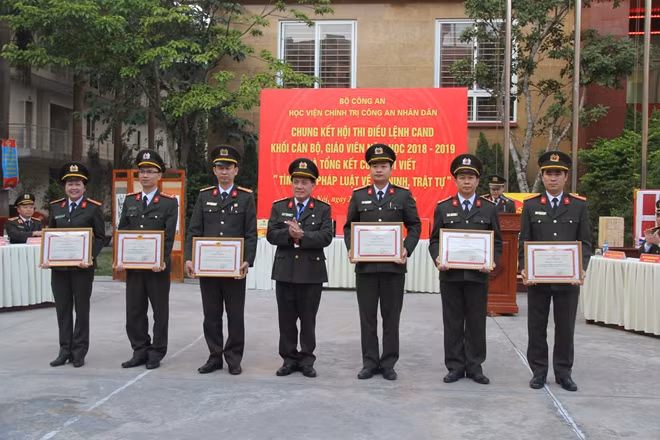 Đại diện Ban giám đốc Học viện tặng Bằng khen cho các đội đạt giải