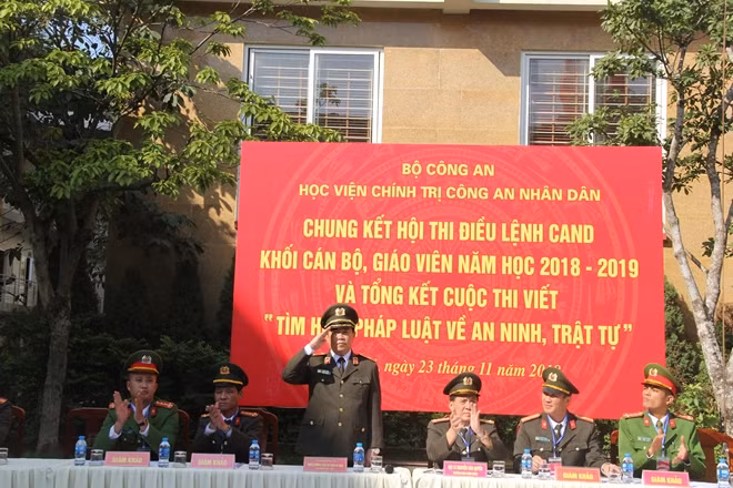 Thiếu tướng Trần Vi Dân, Giám đốc Học viện và các đại biểu tham dự Hội thi