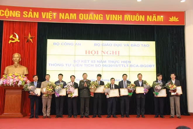 Bộ trưởng Bộ Công an Tô Lâm tặng Bằng khen của Bộ Công an cho các tập thể xuất sắc, tiêu biểu thuộc ngành giáo dục