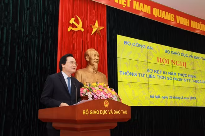 Bộ trưởng Bộ GD&ĐT Phùng Xuân Nhạ phát biểu kết luận tại Hội nghị