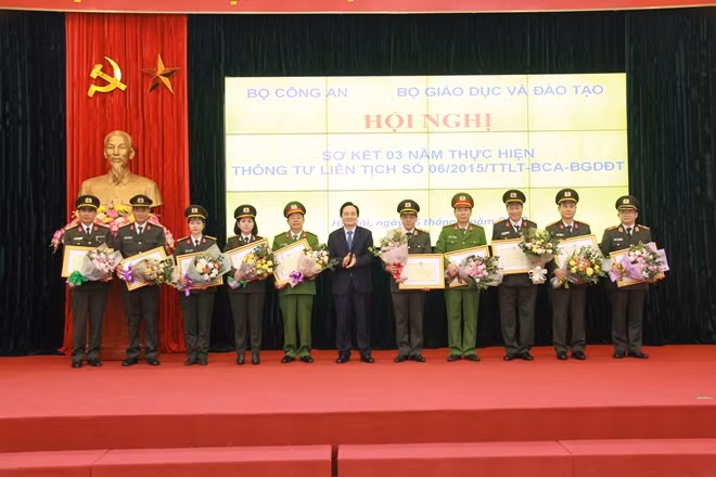 Bộ trưởng Phùng Xuân Nhạ tặng Bằng khen của Bộ GD&ĐT cho các tập thể tiêu biểu, xuất sắc thuộc Bộ Công an