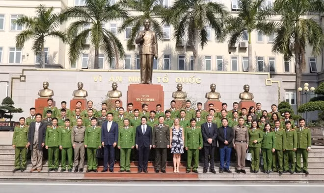 Ban tổ chức và các đại biểu tham dự Hội thảo chụp ảnh lưu niệm