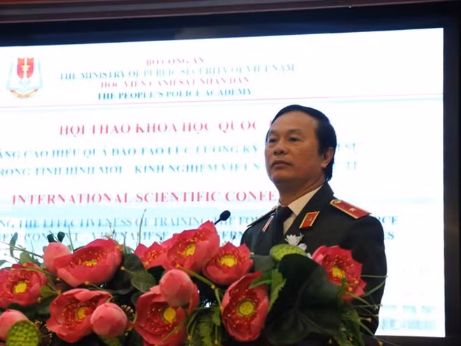 Thiếu tướng Bùi Minh Giám, Cục trưởng Cục Đào tạo phát biểu tại Hội thảo