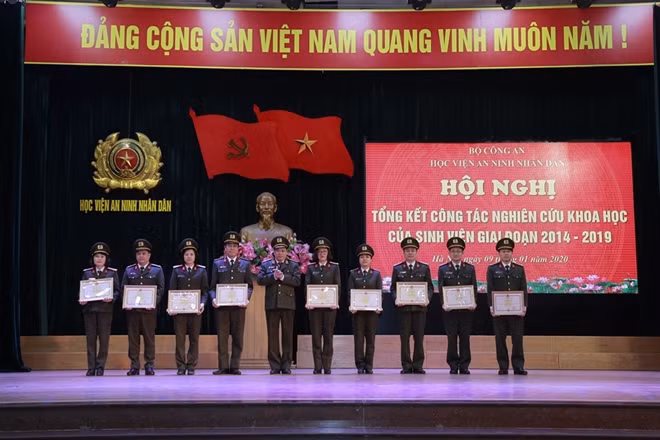 Thiếu tướng Lê Văn Thắng tặng giấy khen cho các tập thể có thành tích tiêu biểu trong nghiên cứu khoa học
