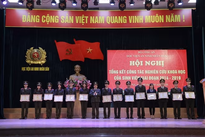 Lãnh đạo Học viện ANND tặng giấy khen cho các học viên tiêu biểu