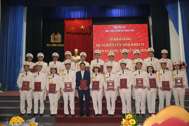các tân Tiến sĩ bảo vệ thành công luận án Tiến sĩ năm 2018 tại Học viện CSND