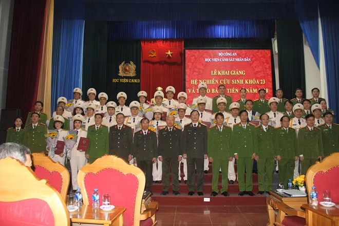 các tân Tiến sĩ với đại biểu dự buổi lễ