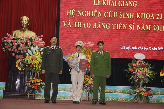 Cục trưởng Cục đào tạo và Giám đốc Học viện CSND trao bằng cho tân Tiến sĩ