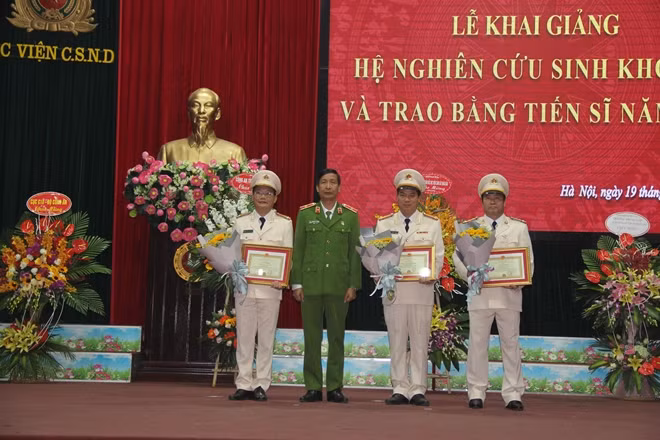 Lãnh đạo Học viện CSND tặng Bằng khen cho các tân tiến sĩ có thành tích xuất sắc trong suốt quá trình nghiên cứu tại Học viện