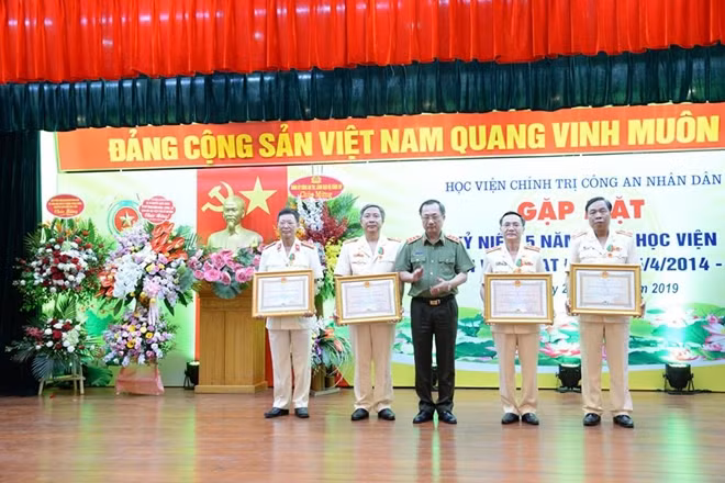 Thứ trưởng Nguyễn Văn Thành trao tặng Huân chương Bảo vệ Tổ quốc cho các cá nhân tiêu biểu