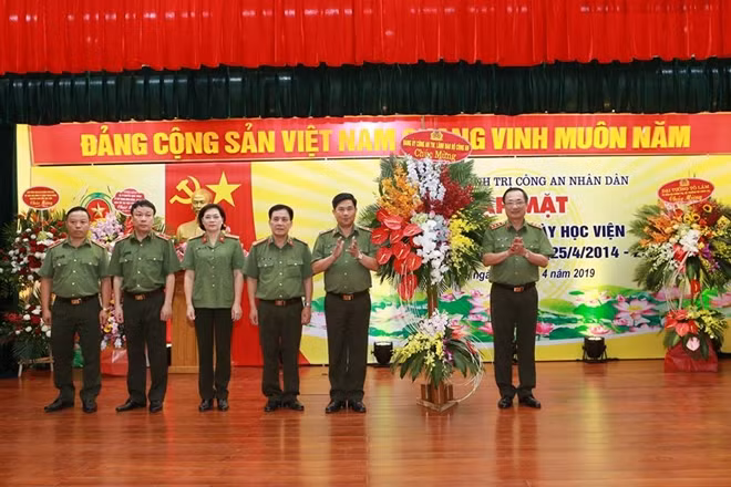 Thứ trưởng Nguyễn Văn Thành tặng hoa cho Ban giám đốc Học viện Chính trị CAND