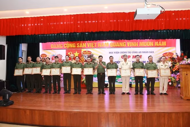Thiếu tướng Trần Vi Dân, Giám đốc Học viện Chính trị CAND tặng Bằng khen của Bộ Công an cho các tập thể, cá nhân tiêu biểu