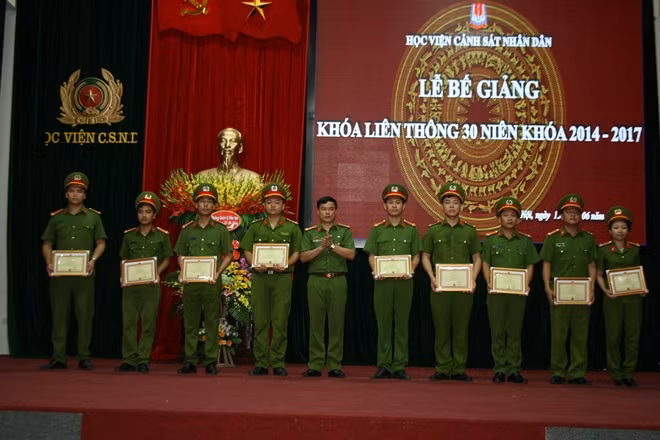 Đại tá, PGS.TS Nguyễn Đắc Hoan, Phó Giám đốc Học viện CSND trao Bằng khen của Tổng cục Chính trị CAND cho các học viên xuất sắc toàn khóa học