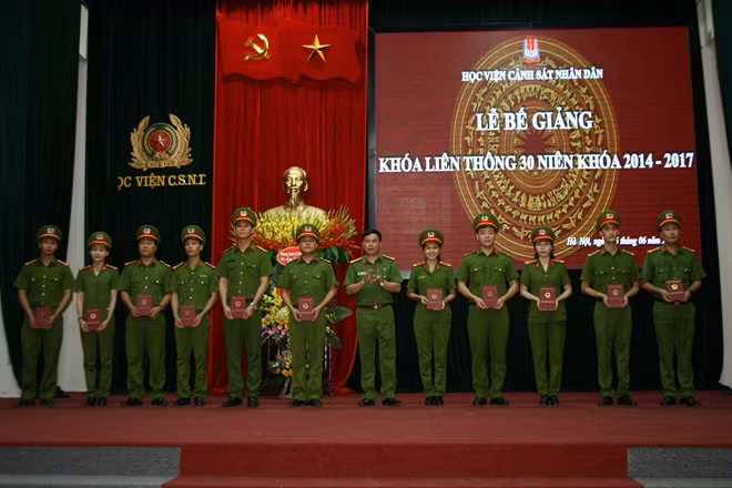 Đại tá, PGS.TS Nguyễn Đắc Hoan, Phó Giám đốc Học viện CSND trao bằng tốt nghiệp cho đại diện các học viên khóa Liên thông 30 Đại tá, PGS.TS Nguyễn Đắc Hoan, Phó Giám đốc Học viện CSND trao Bằng khen của Tổng cục Chính trị CAND cho các học viên xuất sắc toàn khóa học