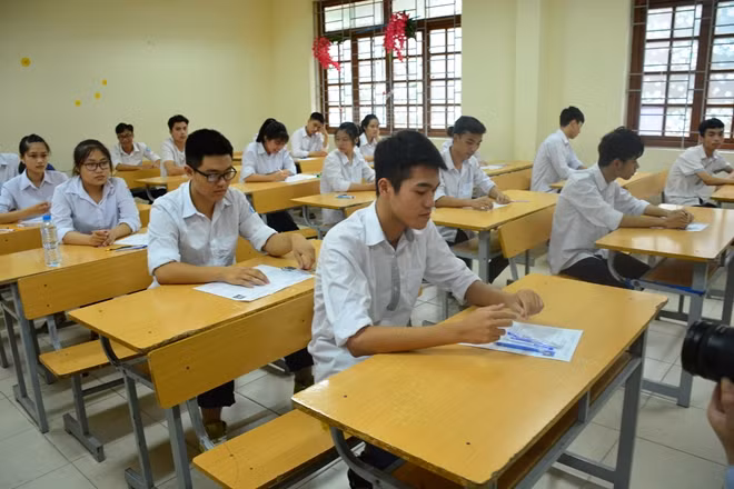 Học sinh làm bài thi môn Ngữ văn trong ngày thi đầu tiên