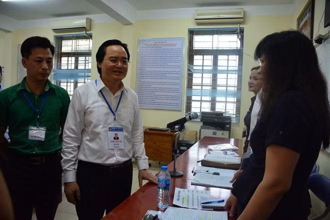 Bộ trưởng Phùng Xuân Nhạ làm việc với cán bộ phục vụ thi tại điểm thi trường THPT Yên Viên