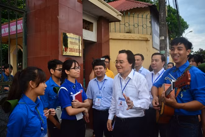 Bộ trưởng Phùng Xuân Nhạ động viên thanh niên tình nguyện phục vụ tại điểm thi trường THPT Yê Viên