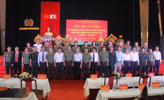 Thứ trưởng Nguyễn Văn Thành với các đại biểu tham dự buổi lễ