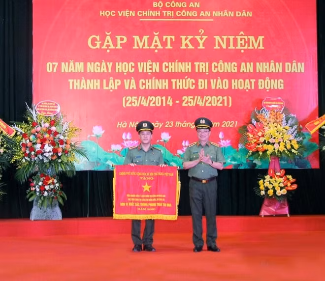 Thứ trưởng Nguyễn Văn Thành tặng Cờ thi đua của Chính phủ cho Viện Khoa học chính trị CAND, đơn vị trực thuộc Học viện Chính trị CAND