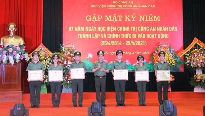 Thứ trưởng Nguyễn Văn Thành tặng Bằng khen của Bộ Công an cho các tập thể, cá nhân có thành tích xuất sắc.