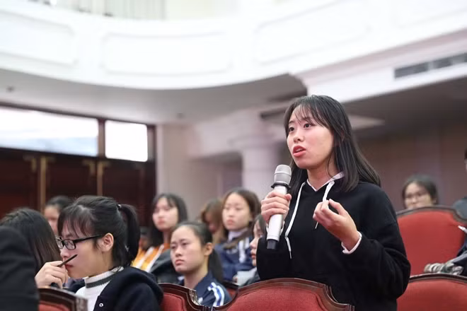 Sinh viên Khoa Luật-ĐHQGHN đặt câu hỏi với Chánh án Tòa án Nhân dân tối cao Nguyễn Hòa Bình tại buổi giao lưu